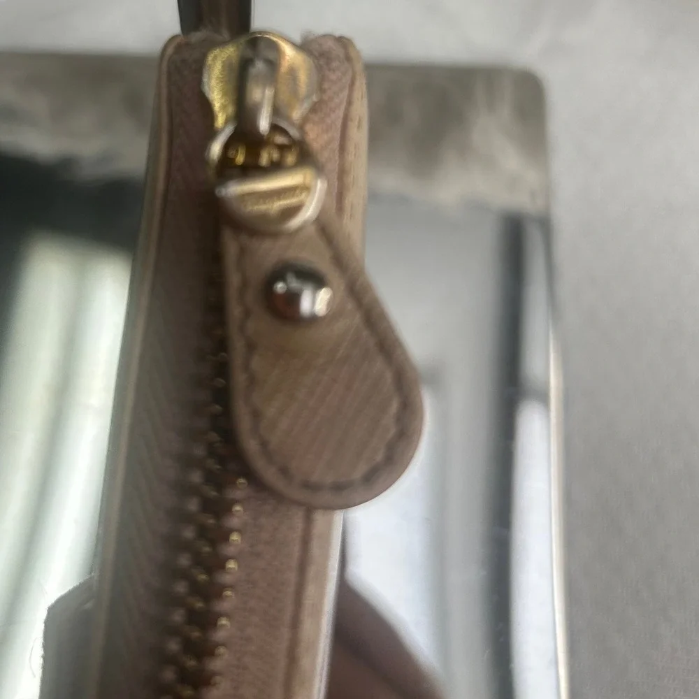 Salvatore Ferragamo Vara Wallet Zip Around‎ Continental Bow Accent Beige